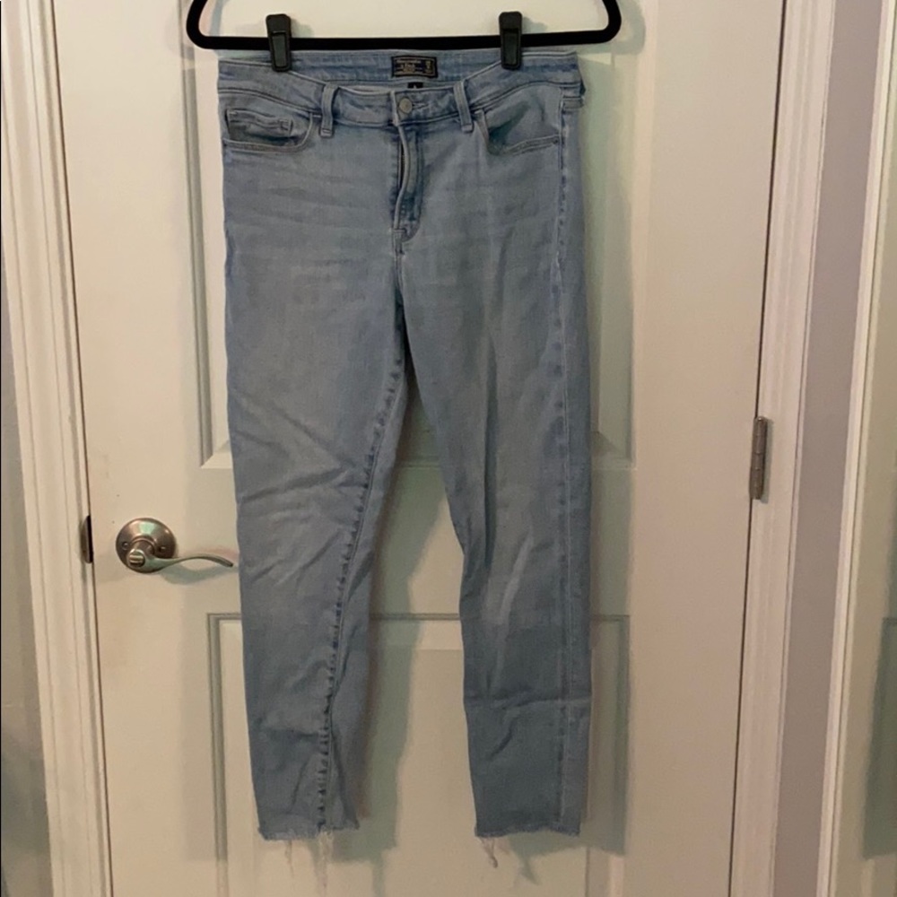 Light wash ankle skinny jeans